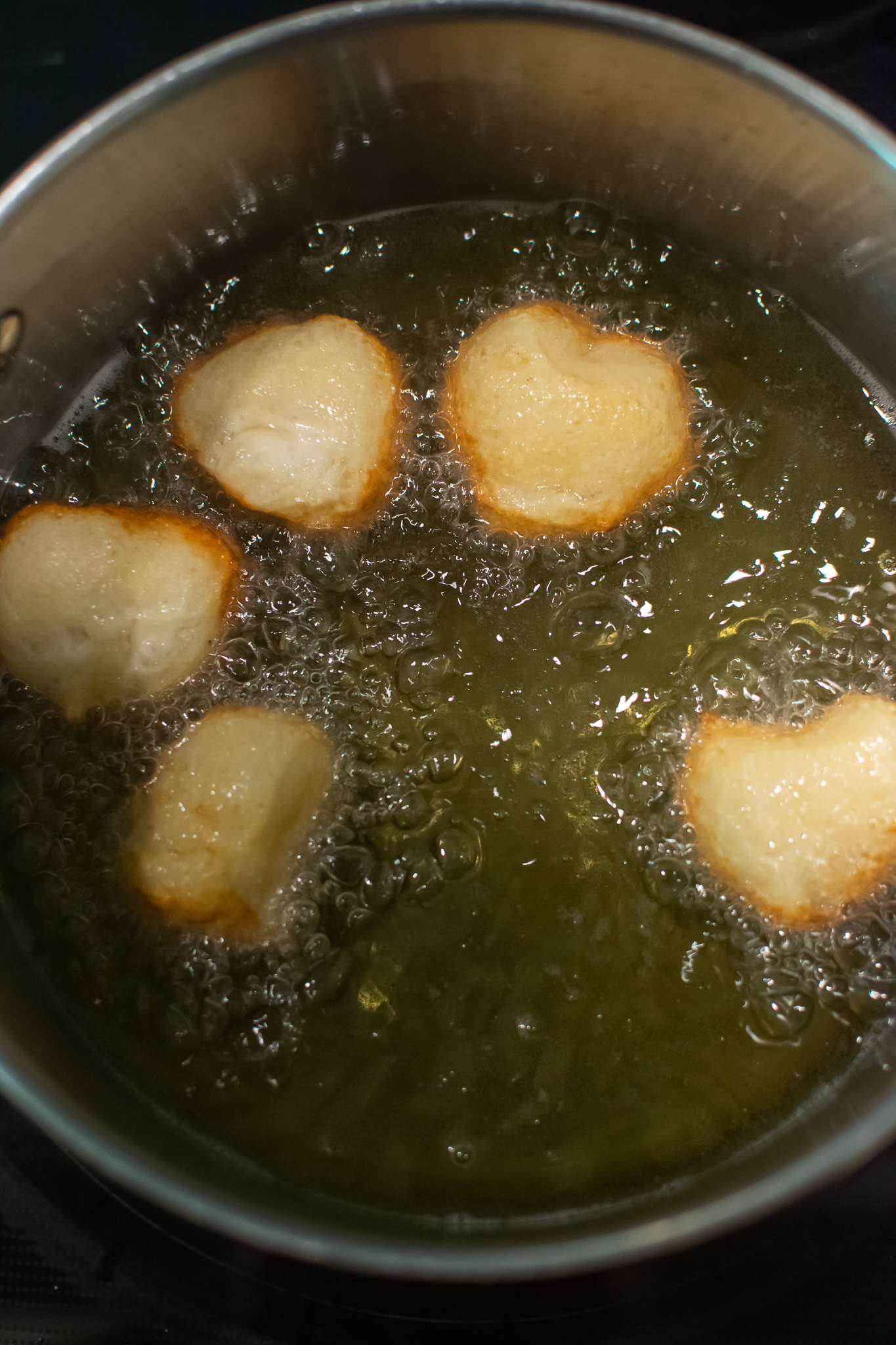 biscuit beignets frying